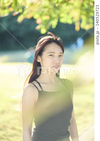 秋の公園に立つ20代女性ダンサー 140529723