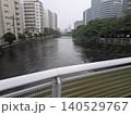 大雨によって危険水域まで増水する河川 140529767