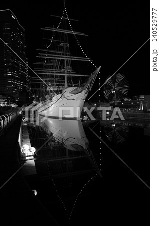 帆船日本丸メモリアルパーク保留展示白黒夜景8 140529777