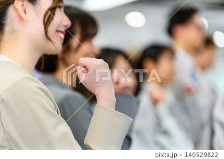 達成感を喜ぶ若い女性 達成感を喜ぶ若い女性 140529822