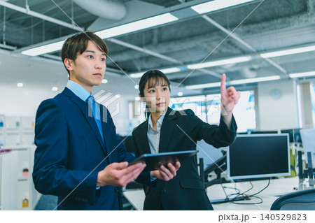 タブレットで指示を出すビジネスウーマン タブレットで指示を出すビジネスウーマン 140529823