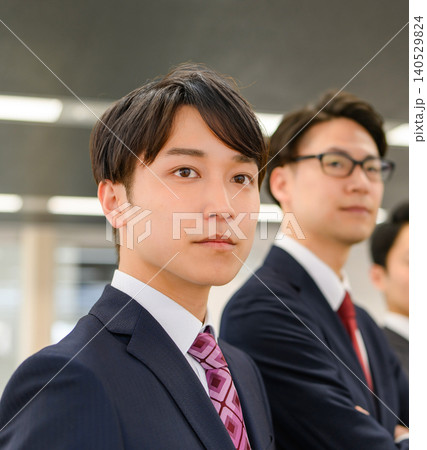 スーツ姿の男性3人、自信に満ちた表情 スーツ姿の男性3人、自信に満ちた表情 140529824