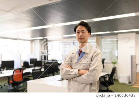 建設会社の男性、オフィスで腕組み 建設会社の男性、オフィスで腕組み 140530435