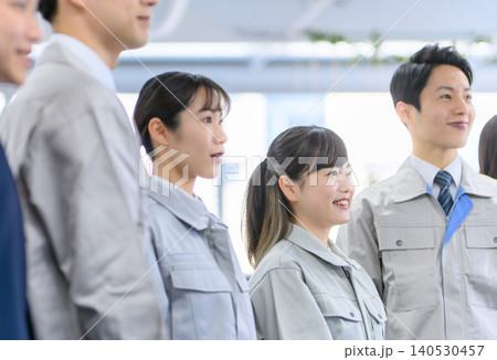 オフィスで働く建設会社のチーム 140530457