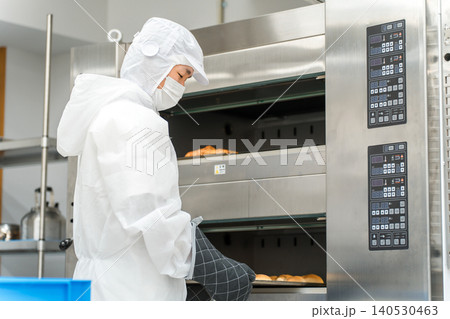 パン工場,食品工場で働く防塵服,クリーンスーツを着た製造スタッフの男性 パン工場,食品工場で働く防塵服,クリーンスーツを着た製造スタッフの男性 140530463