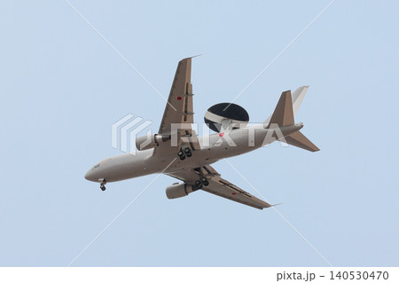頭上を飛ぶ航空自衛隊E-767早期警戒管制機 140530470