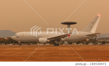 夕暮れに着陸する航空自衛隊E-767早期警戒管制機 140530471