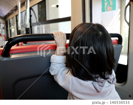 バス車内の最後部座席に座り景色を見る女の子の幼児の後ろ姿|Web・出版・子育て・公共交通・地域PR バス車内の最後部座席に座り景色を見る女の子の幼児の後ろ姿|Web・出版・子育て・公共交通・地域PR 140530533