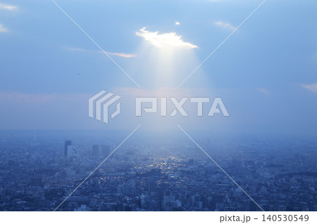 雲間から差し込む光と都市の風景 希望や未来をイメージする東京の街並み 雲間から差し込む光と都市の風景 希望や未来をイメージする東京の街並み 140530549