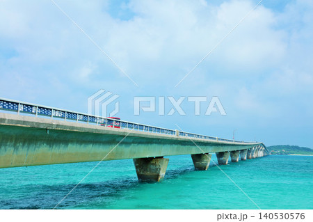 沖縄 宮古島の青空 池間大橋と池間島の海 沖縄 宮古島の青空 池間大橋と池間島の海 140530576