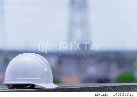 ヘルメットと街並み|建設業・製造業イメージ ヘルメットと街並み|建設業・製造業イメージ 140530710