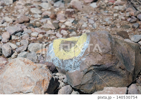 那須茶臼岳登山道の火山岩に描かれた道標 那須茶臼岳登山道の火山岩に描かれた道標 140530754