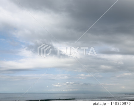 雲の層が重厚に広がる空とほのかな青空の表情豊かな風景 雲の層が重厚に広がる空とほのかな青空の表情豊かな風景 140530979