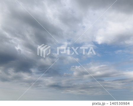 重厚な雲が流れる空と広がる柔らかな光 重厚な雲が流れる空と広がる柔らかな光 140530984