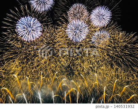 大曲の花火大会で夜空に美しく咲く淡い紫の打ち上げ花火 140531932