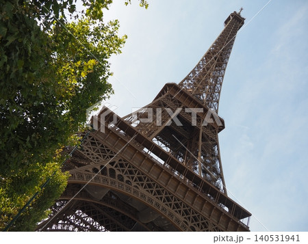 パリの象徴エッフェル塔を見上げる新緑と青空の風景 パリの象徴エッフェル塔を見上げる新緑と青空の風景 140531941