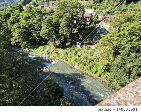 橋の上から多摩川上流の森林と川の風景① 橋の上から多摩川上流の森林と川の風景① 140531981