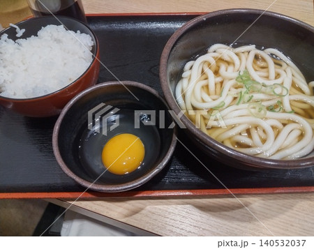 駅中の立ち食いうどんの鶏天うどん定食 140532037