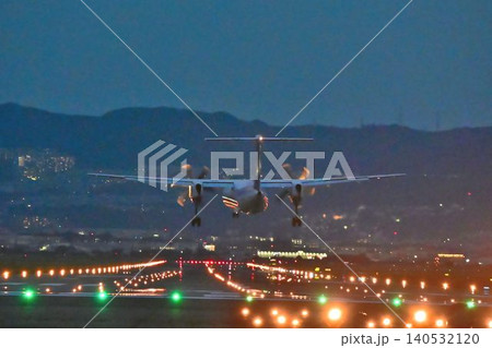 大阪空港 千里川土手 迫力の夜間着陸 風景 大阪空港 千里川土手 迫力の夜間着陸 風景 140532120