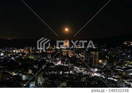 静岡県 伊東温泉の市街地 夜景 静岡県 伊東温泉の市街地 夜景 140532148
