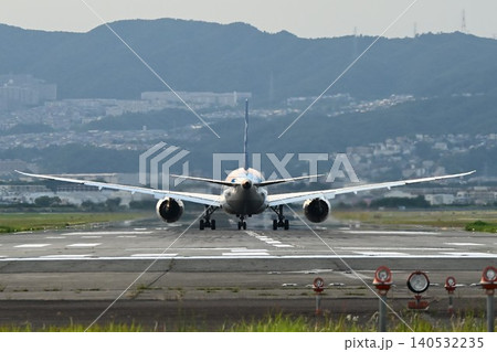 大阪空港 千里川堤防 離着陸風景 大阪空港 千里川堤防 離着陸風景 140532235