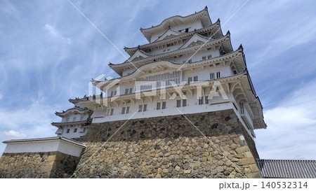 姫路城の天守閣と石垣の壮麗な外観 姫路城の天守閣と石垣の壮麗な外観 140532314