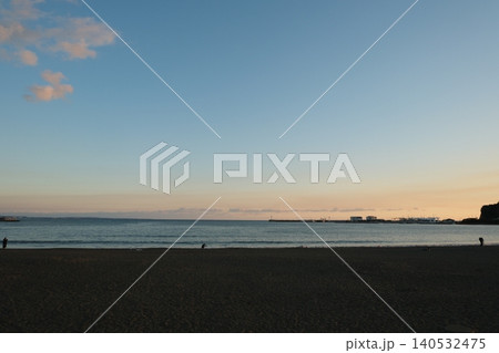 江ノ島周辺で見るオレンジ色に染まる夕景 江ノ島周辺で見るオレンジ色に染まる夕景 140532475