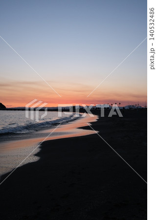 江ノ島周辺で見るオレンジ色に染まる夕景 江ノ島周辺で見るオレンジ色に染まる夕景 140532486