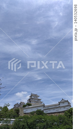 美しい青空と流れる雲の下にそびえる世界文化遺産・国宝「姫路城」の縦構図 140532698