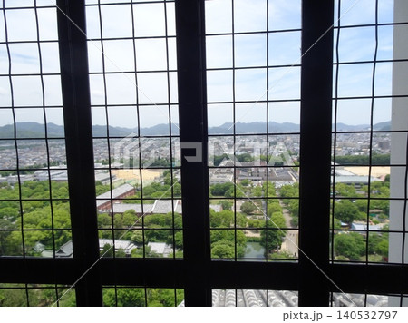 姫路城の大天守から格子窓越しに望む鯱瓦と姫路市街の風景 姫路城の大天守から格子窓越しに望む鯱瓦と姫路市街の風景 140532797