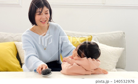髪の毛をむすぶ イメージ 髪の毛をむすぶ イメージ 140532976