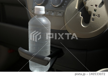 車内のドリンクホルダー 140533072