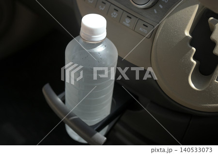 車内のドリンクホルダー 140533073