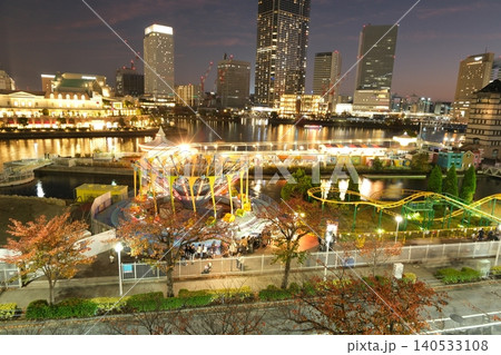 ライトアップされた「横浜みなとみらい」の夜の都市風景 ライトアップされた「横浜みなとみらい」の夜の都市風景 140533108