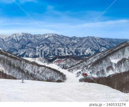白馬コルチナスキー場の高所から望むゲレンデと雪山の風景 (長野県、小谷村) 白馬コルチナスキー場の高所から望むゲレンデと雪山の風景 (長野県、小谷村) 140533274