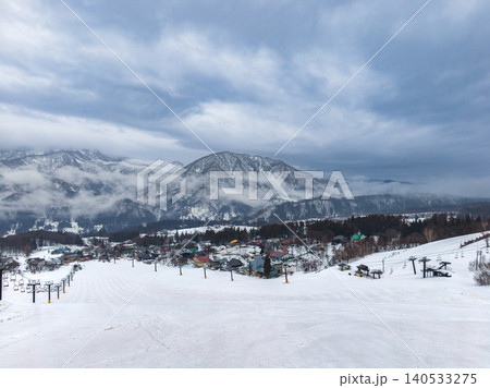低い雲に包まれた白馬のスキー場と山里の冬風景 (長野県、小谷村) 低い雲に包まれた白馬のスキー場と山里の冬風景 (長野県、小谷村) 140533275