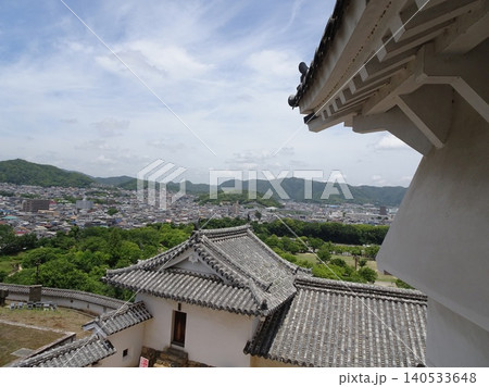 姫路城の天守から見下ろす乾曲輪の門・櫓の瓦屋根と姫路市街の風景 姫路城の天守から見下ろす乾曲輪の門・櫓の瓦屋根と姫路市街の風景 140533648