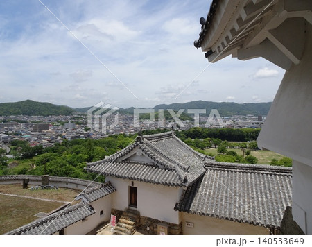 姫路城の天守から見下ろす乾曲輪の門・櫓の瓦屋根と姫路市街の風景 姫路城の天守から見下ろす乾曲輪の門・櫓の瓦屋根と姫路市街の風景 140533649
