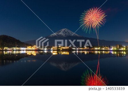 冬の山梨県富士河口湖町 河口湖冬花火 冬の山梨県富士河口湖町 河口湖冬花火 140533839