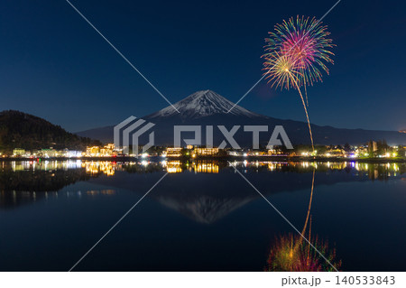 冬の山梨県富士河口湖町 河口湖冬花火 冬の山梨県富士河口湖町 河口湖冬花火 140533843