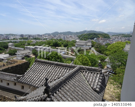 姫路城天守閣から見下ろす西の丸の櫓・百間廊下の瓦屋根と姫路市街のパノラマ風景 姫路城天守閣から見下ろす西の丸の櫓・百間廊下の瓦屋根と姫路市街のパノラマ風景 140533846