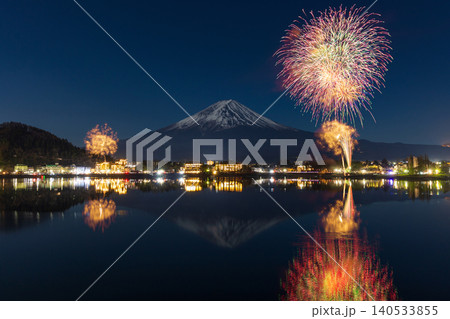 冬の山梨県富士河口湖町 河口湖冬花火 冬の山梨県富士河口湖町 河口湖冬花火 140533855