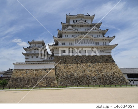 備前丸の広場から望む青空にそびえ立つ姫路城の大天守と西小天守の全景風景 140534057