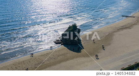 陽光きらめく海と稲佐の浜の弁天島 陽光きらめく海と稲佐の浜の弁天島 140534882