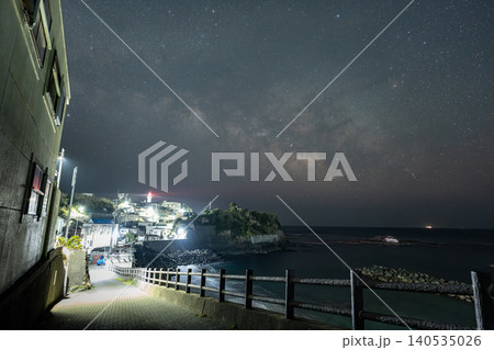 灯台のある港町と天の川 三重県 灯台のある港町と天の川 三重県 140535026