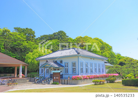 愛知県蒲郡市、海辺の文学記念館とつつじの風景 愛知県蒲郡市、海辺の文学記念館とつつじの風景 140535233