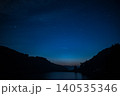夜空に広がる星と山並みのシルエット 140535346
