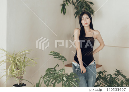 水着とデニムを合わせたファッションの女性 140535497