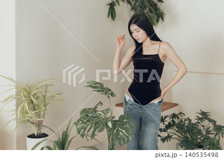 水着とデニムを合わせたファッションの女性 水着とデニムを合わせたファッションの女性 140535498