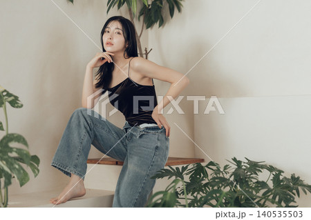 水着とデニムを合わせたファッションの女性 水着とデニムを合わせたファッションの女性 140535503